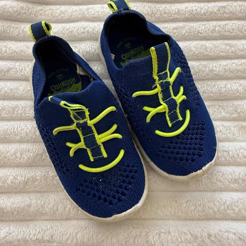 OshKosh Spalsh Kids Blue and Neon Green Sneakers/watershoes